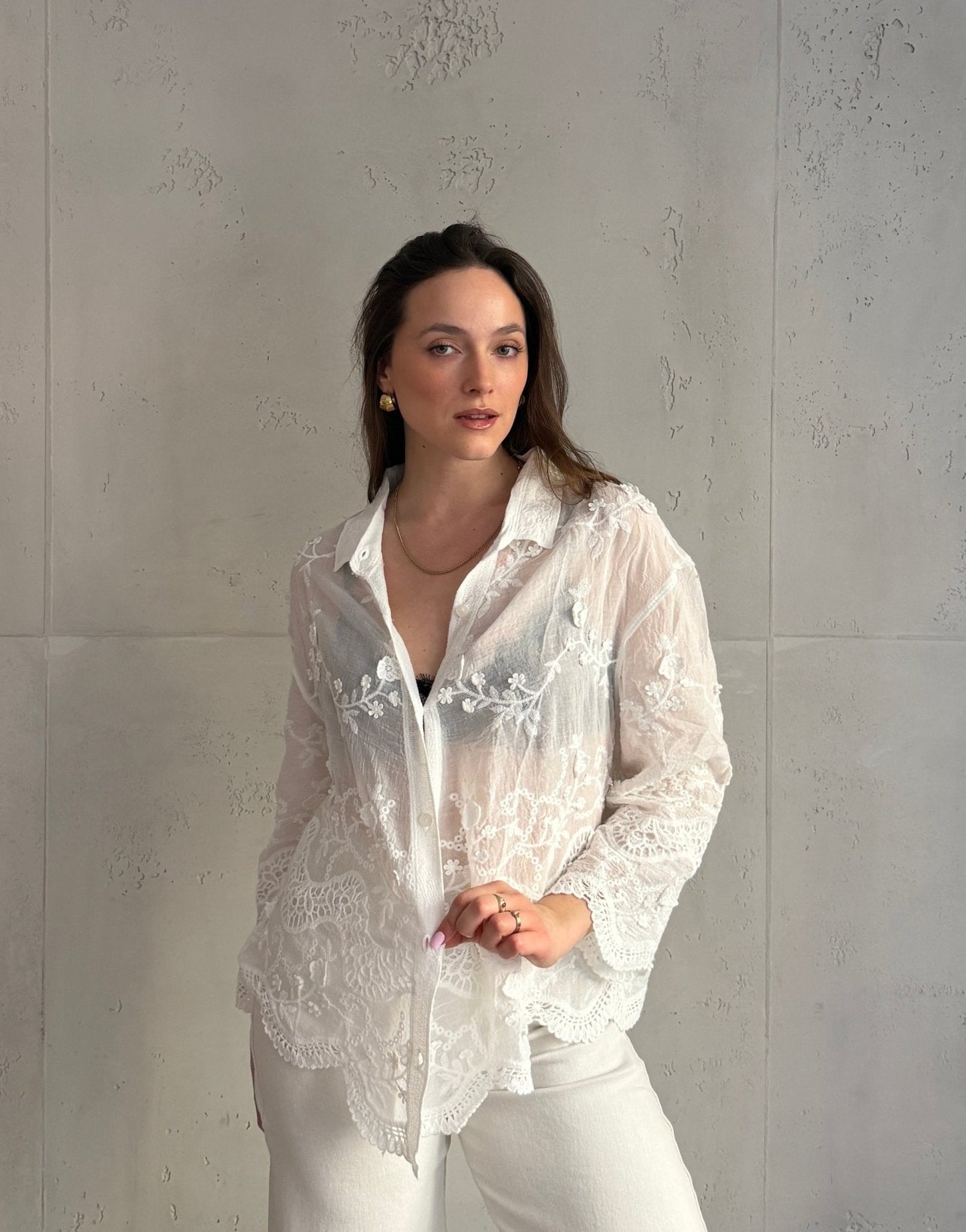 Blusa blanca de algodón – Detalles de encaje y ganchillo