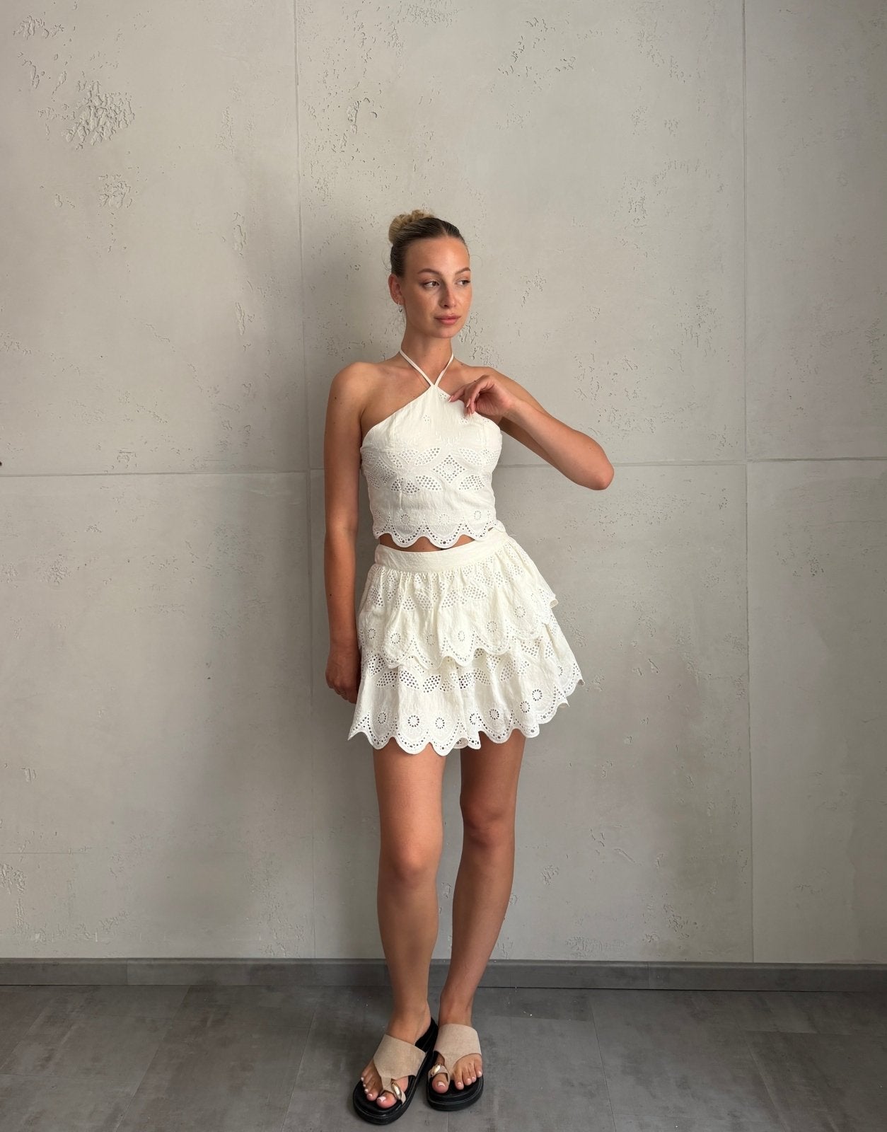 Top con cuello halter y diseño calado en blanco roto