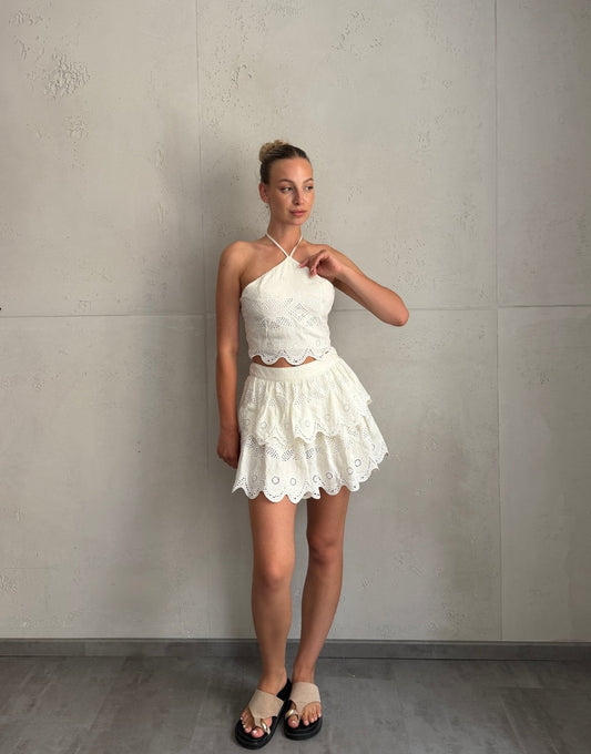 Top con cuello halter y diseño calado en blanco roto
