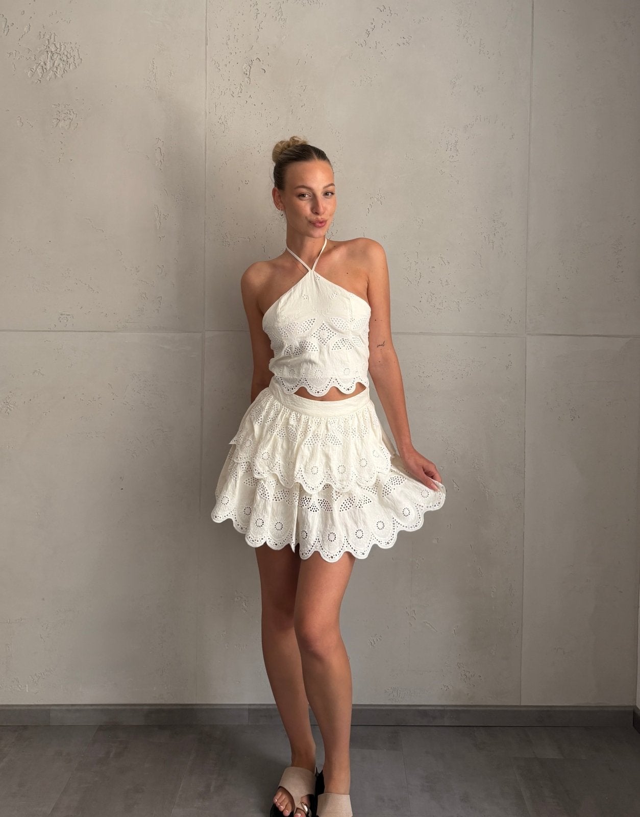 Top con cuello halter y diseño calado en blanco roto