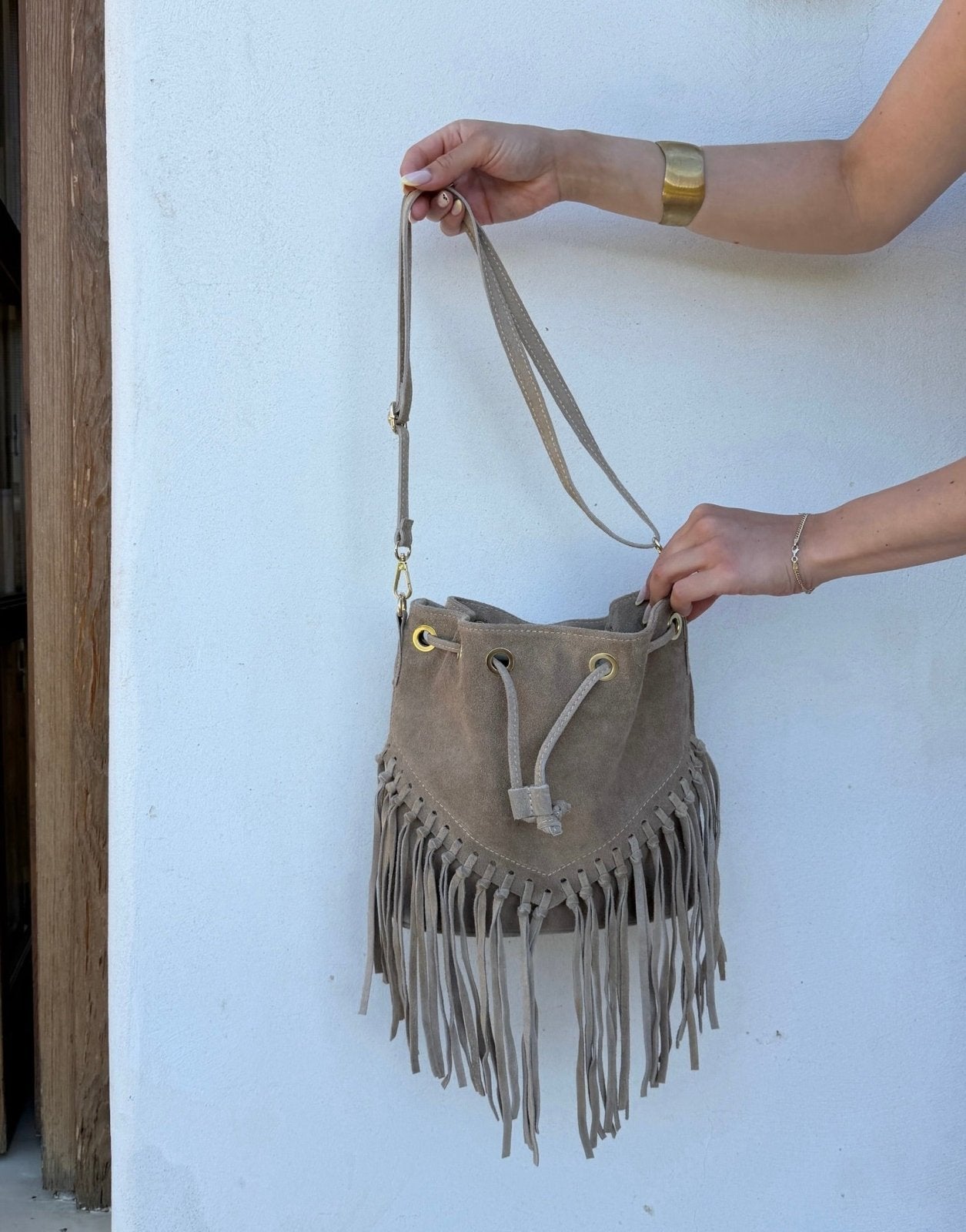 Bolso tipo cubo de ante con flecos