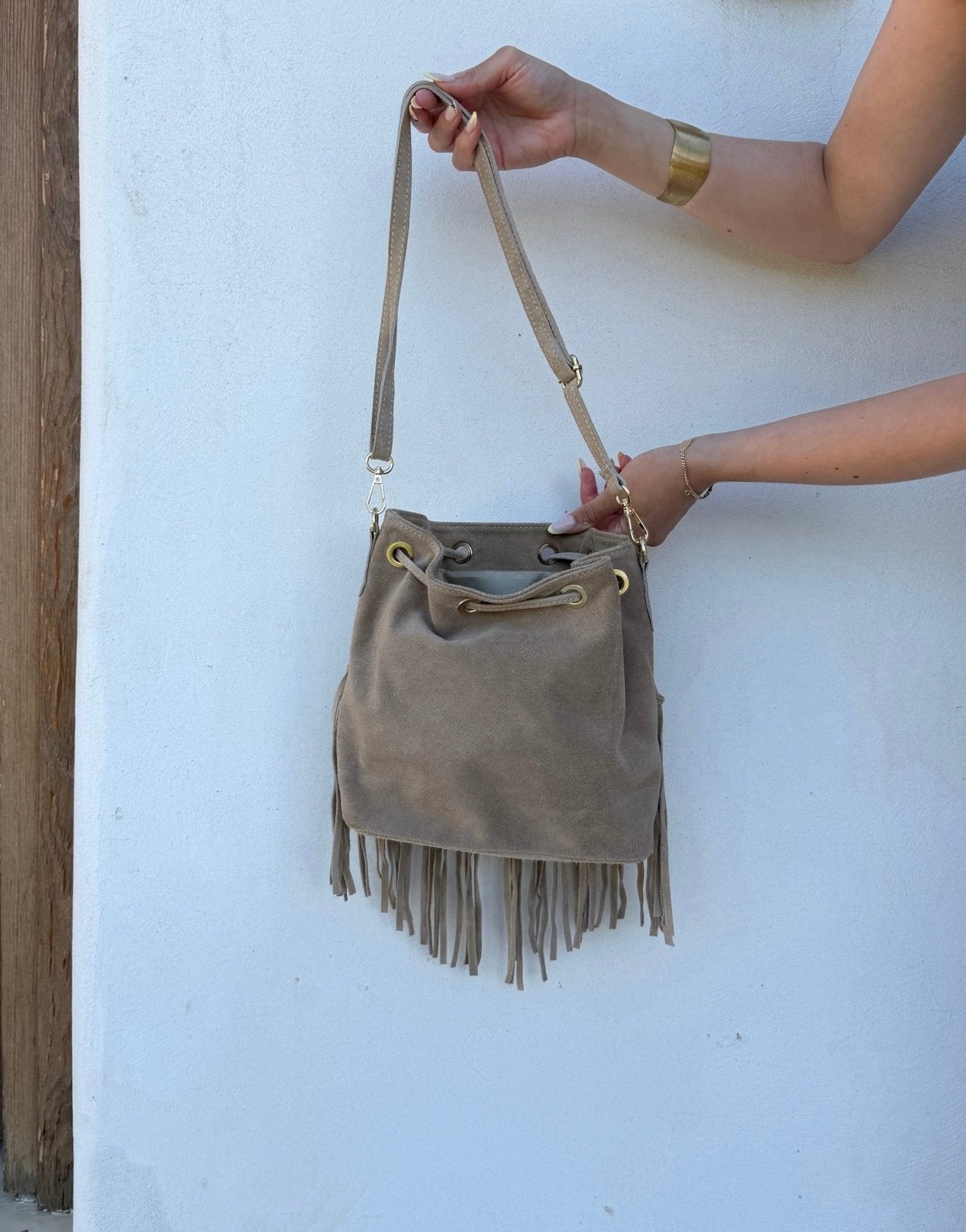 Bolso tipo cubo de ante con flecos