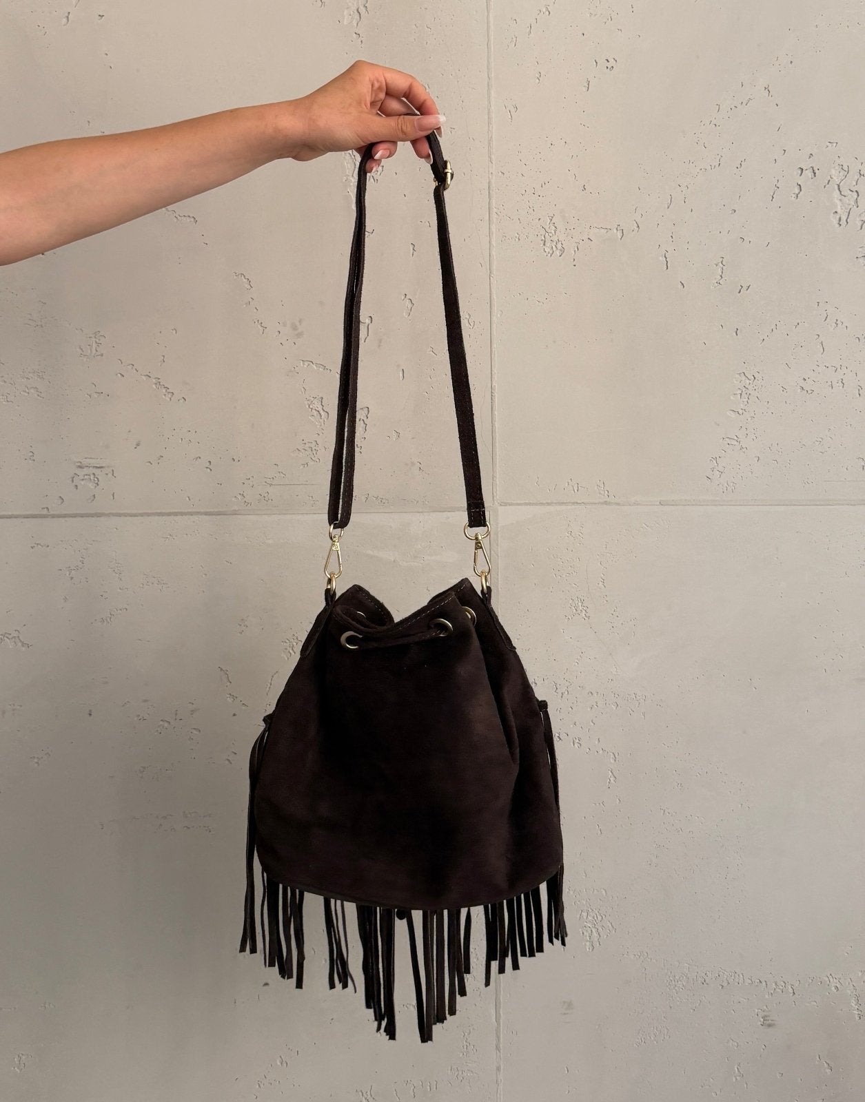 Bolso tipo cubo de ante con flecos