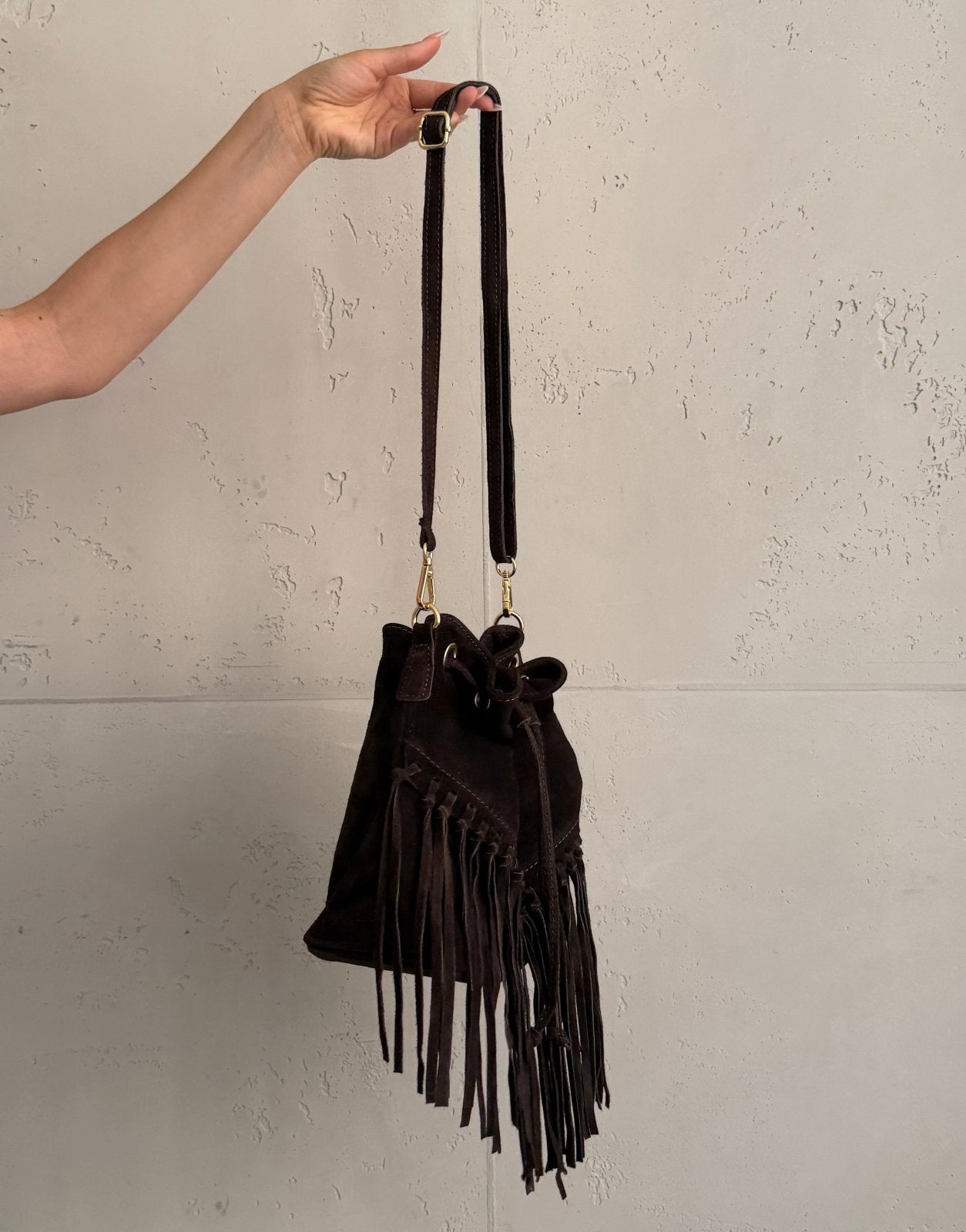 Bolso tipo cubo de ante con flecos