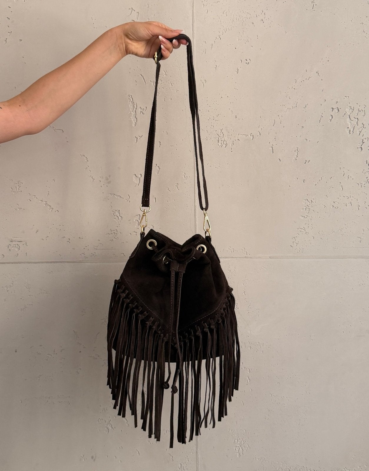 Bolso tipo cubo de ante con flecos