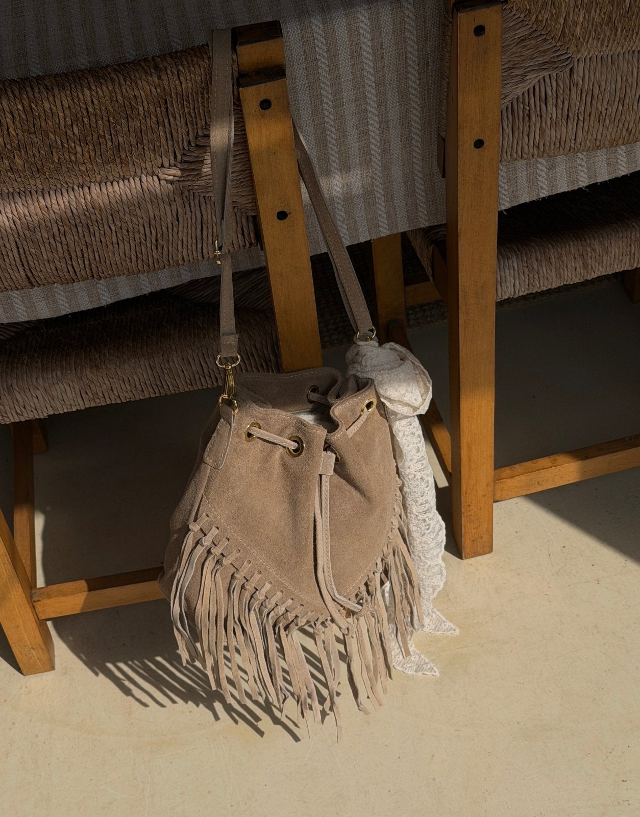 Bolso tipo cubo de ante con flecos