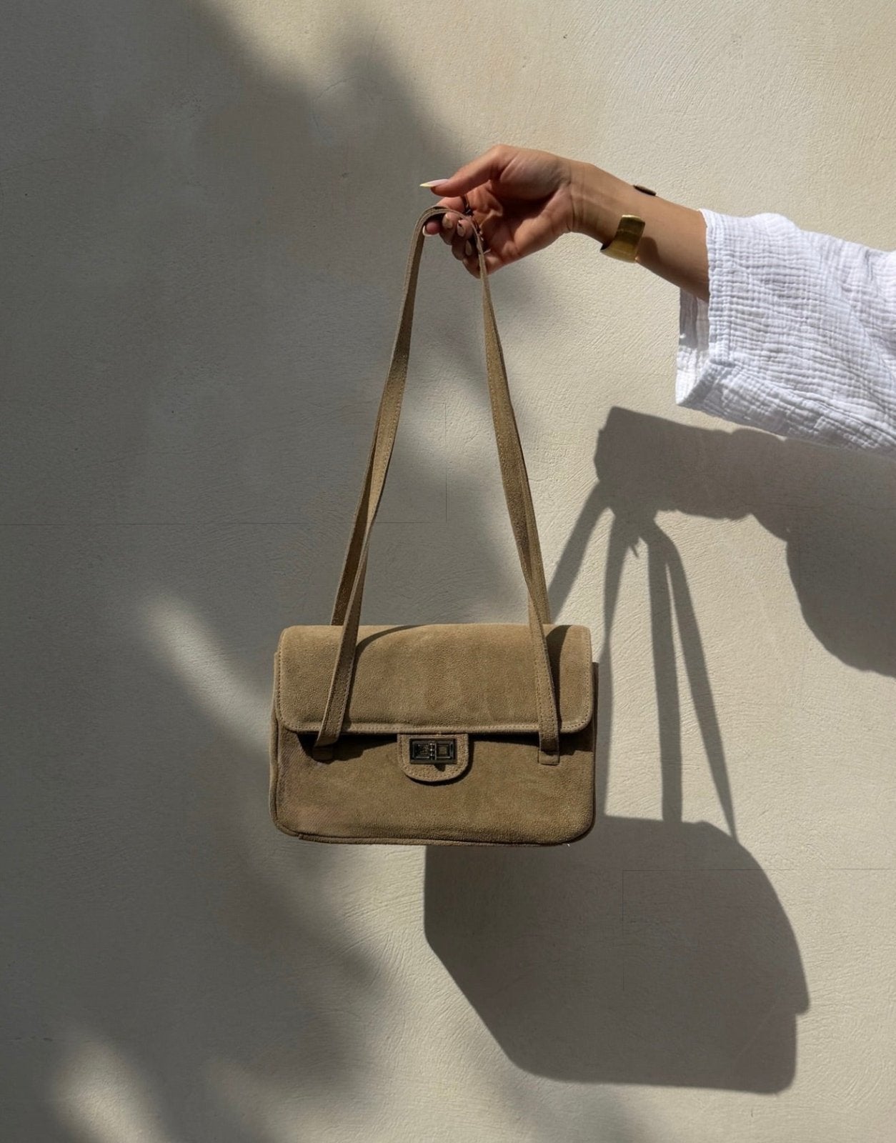 Bolso de mano de ante con correa