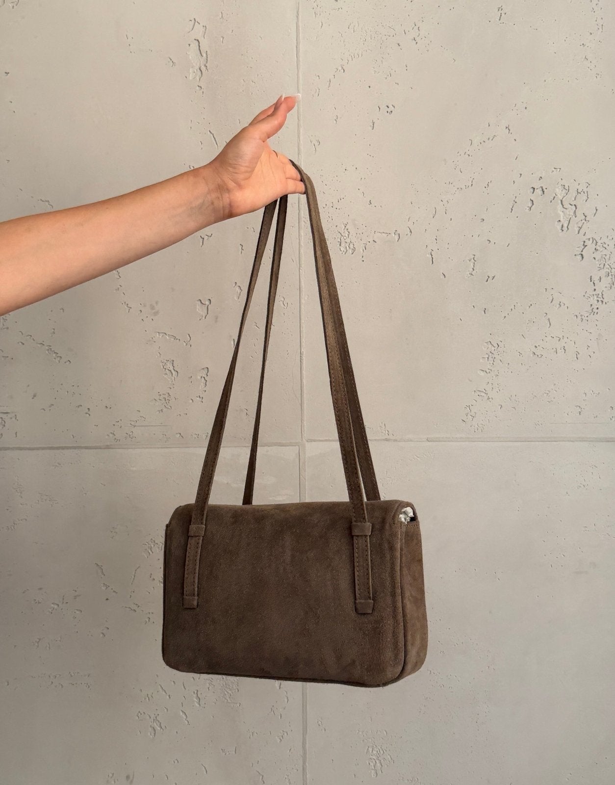 Bolso de mano de ante con correa