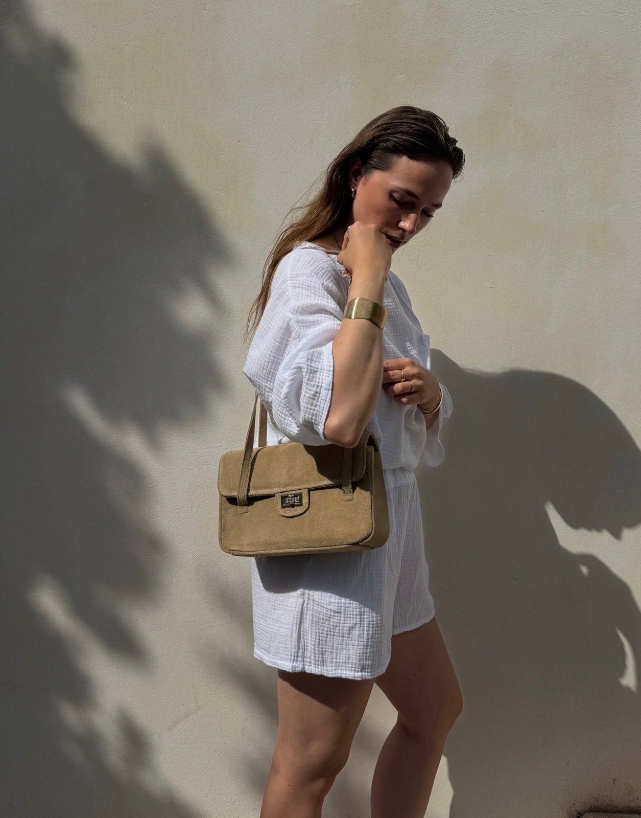 Bolso de mano de ante con correa
