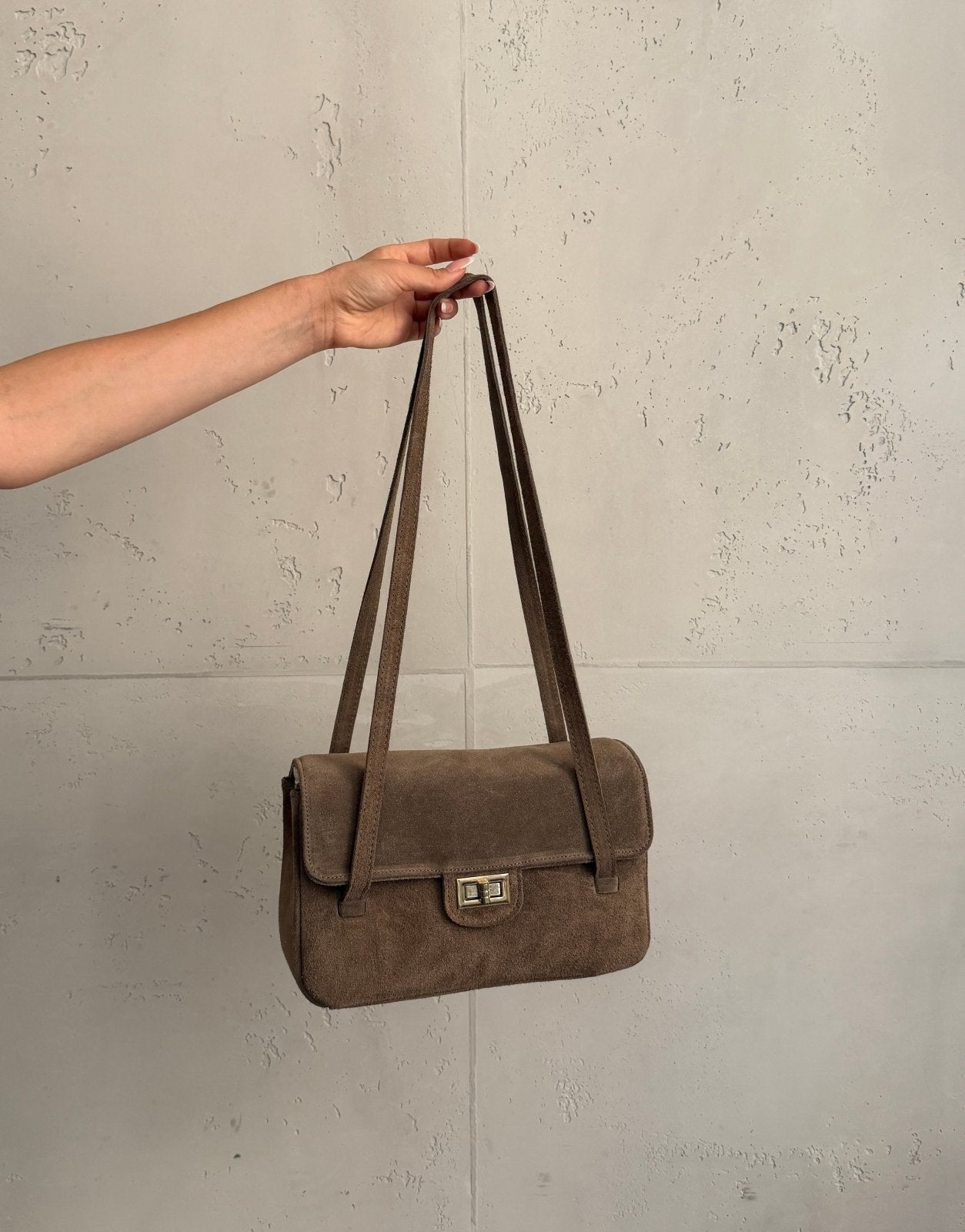 Bolso de mano de ante con correa