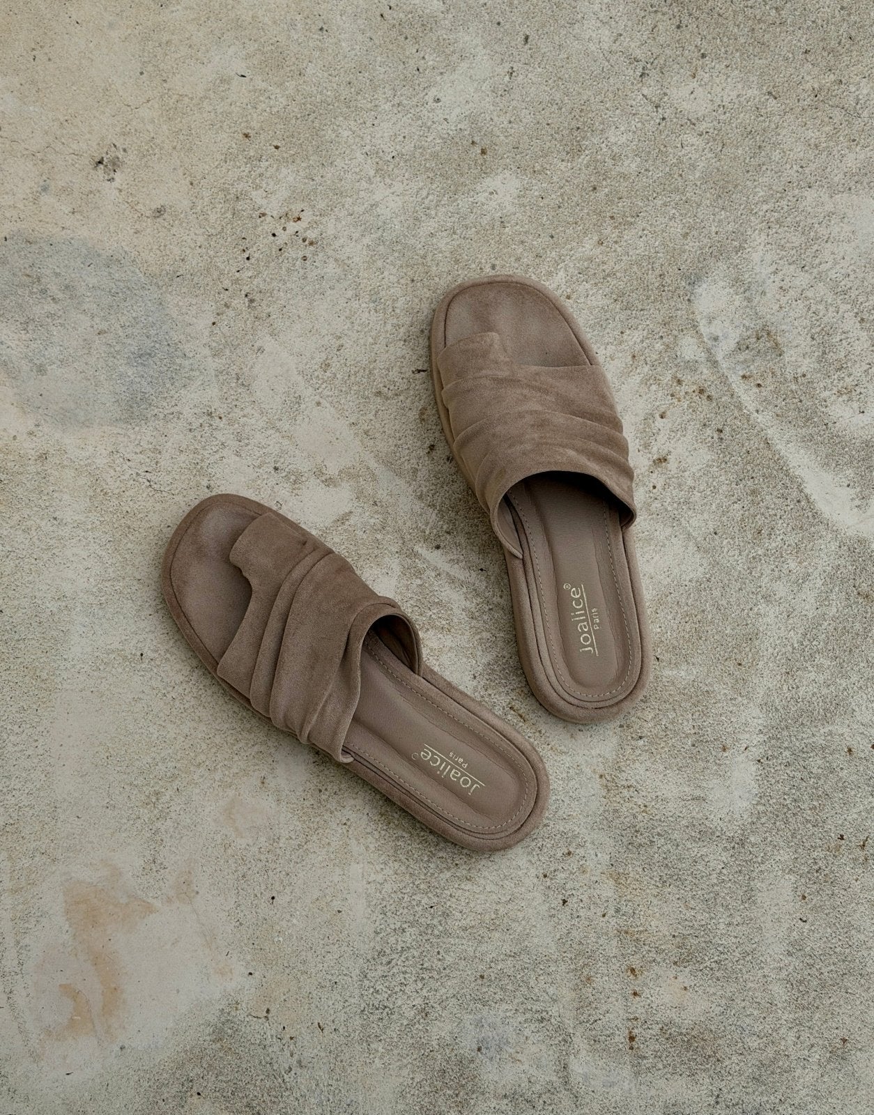 Sandalias de dedo con efecto ante | tira ancha, suela gruesa