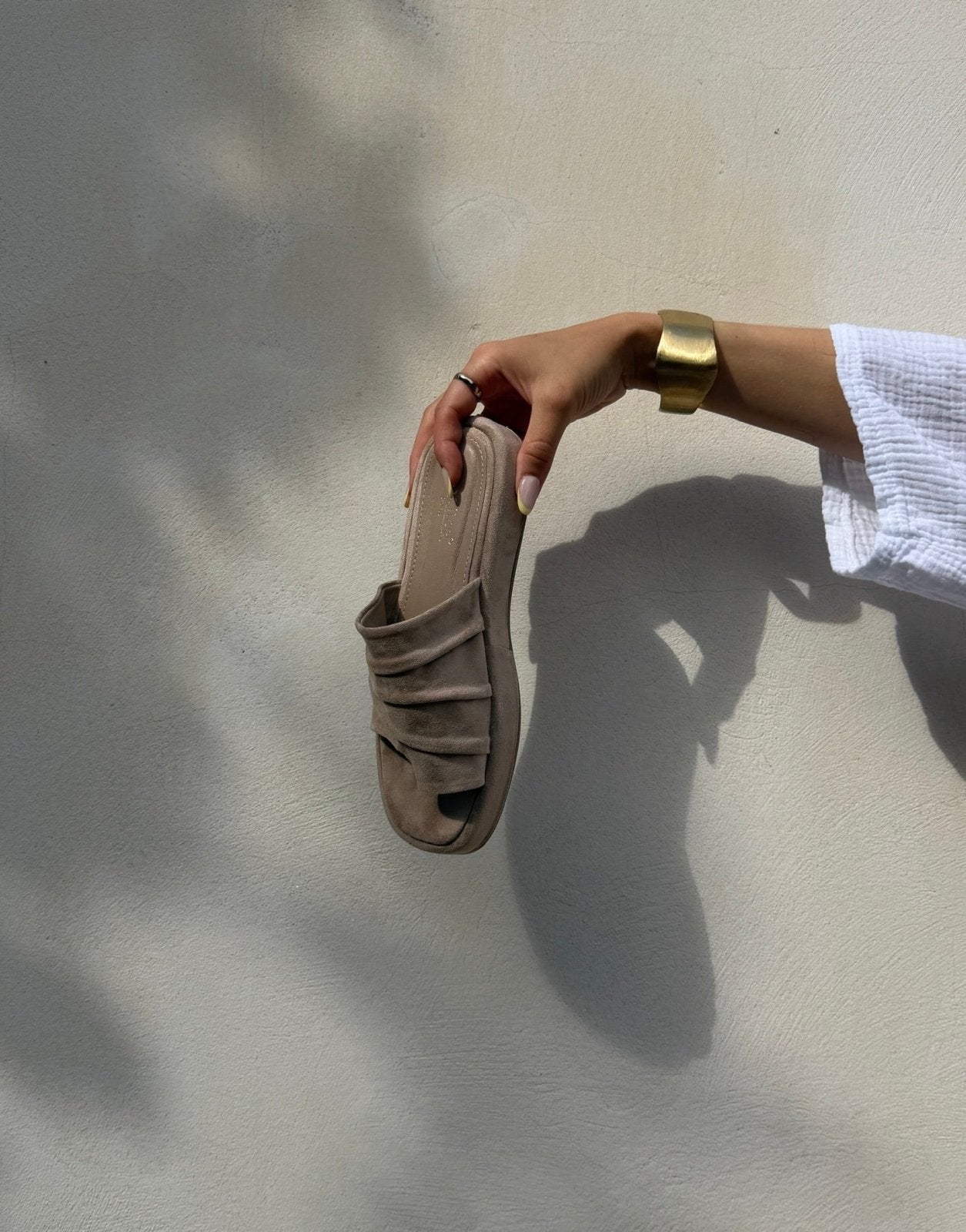 Sandalias de dedo con efecto ante | tira ancha, suela gruesa