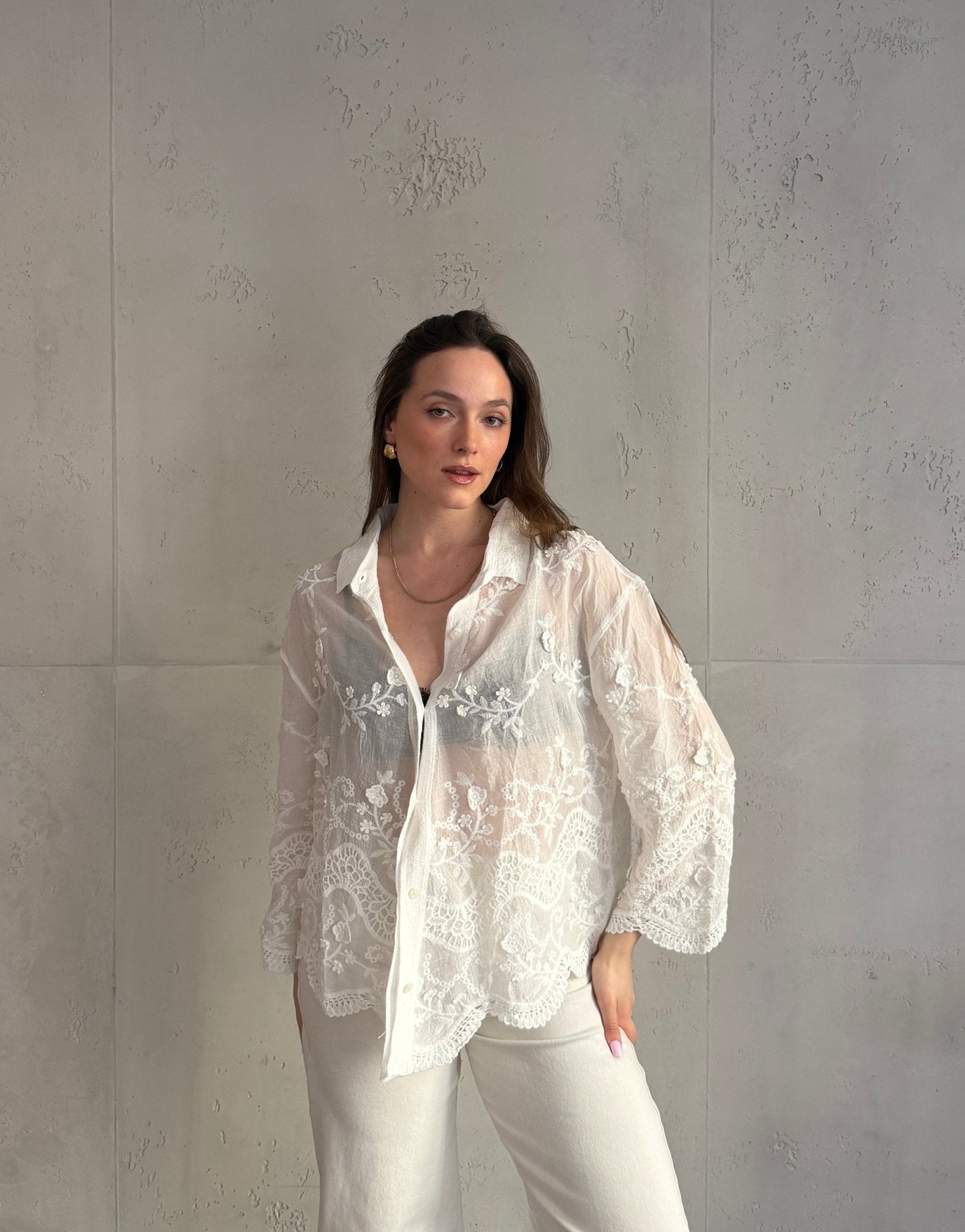 Blusa blanca de algodón – Detalles de encaje y ganchillo