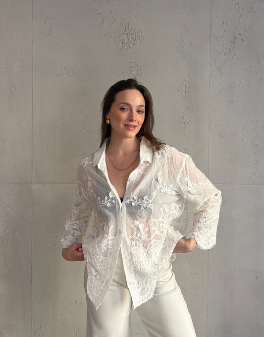 Blusa blanca de algodón – Detalles de encaje y ganchillo