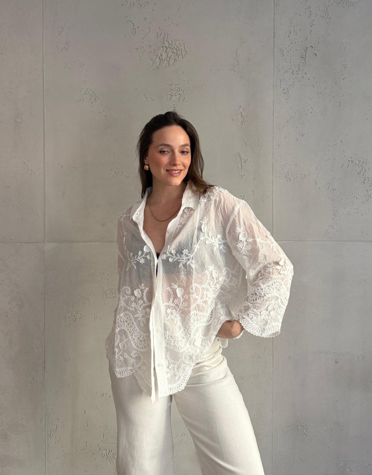 Blusa blanca de algodón – Detalles de encaje y ganchillo