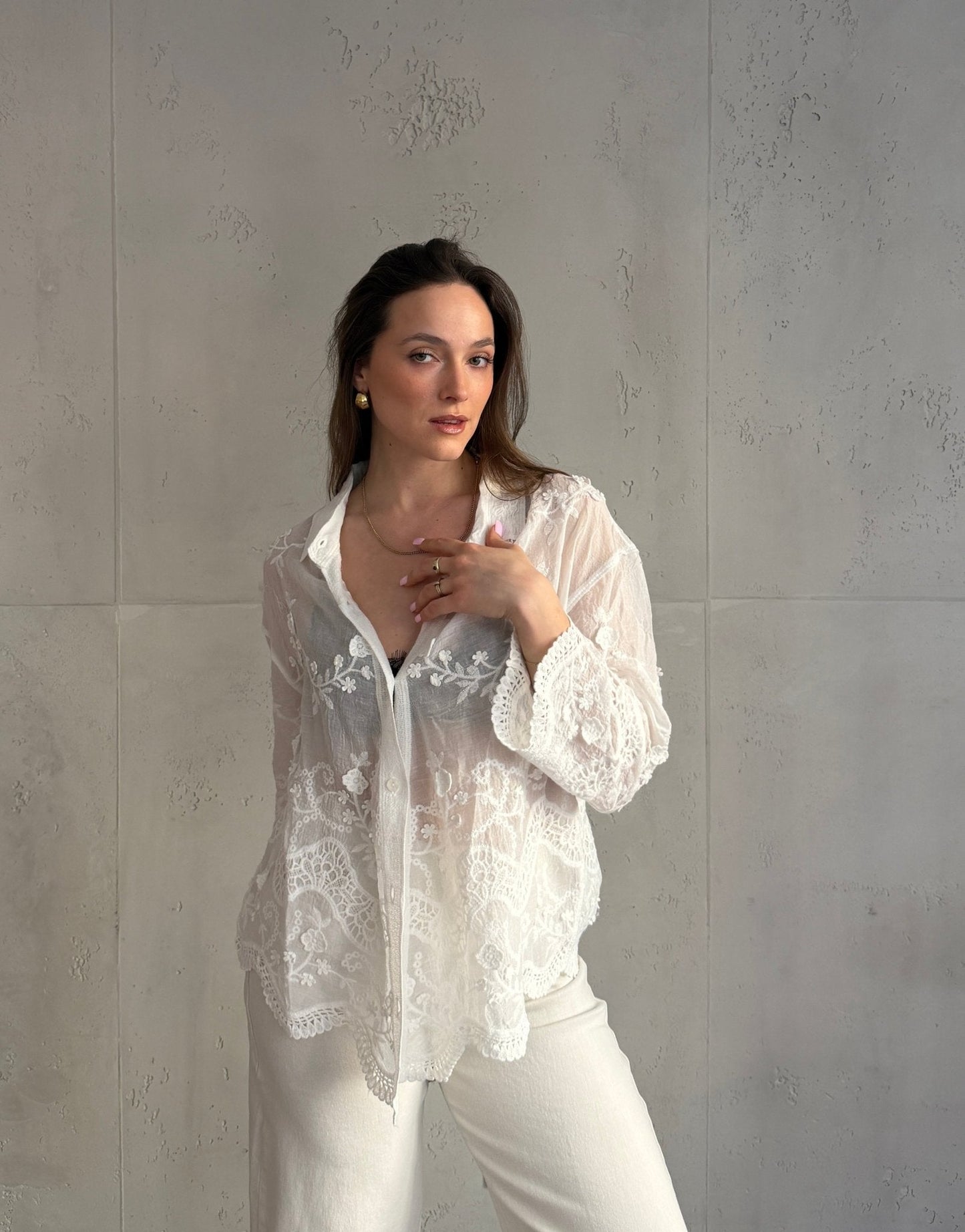 Blusa blanca de algodón – Detalles de encaje y ganchillo