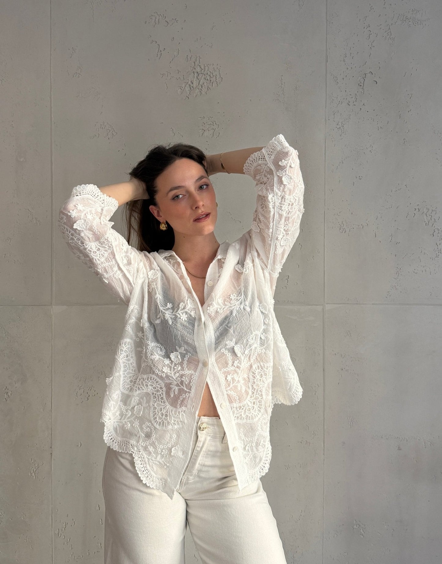 Blusa blanca de algodón – Detalles de encaje y ganchillo