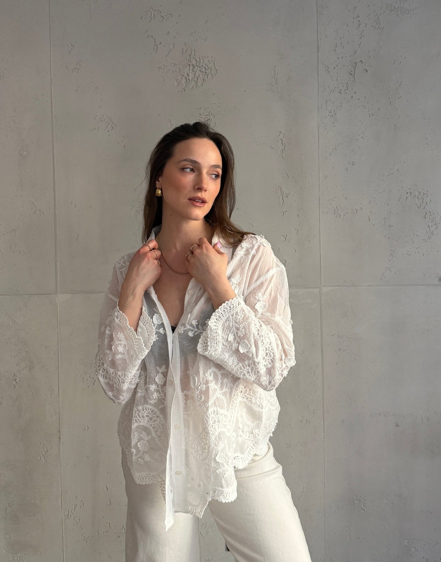 Blusa blanca de algodón – Detalles de encaje y ganchillo